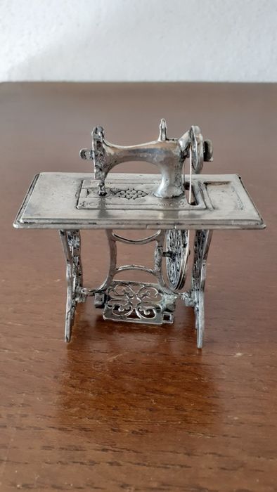Miniatura maquina de costura em estanho 95%