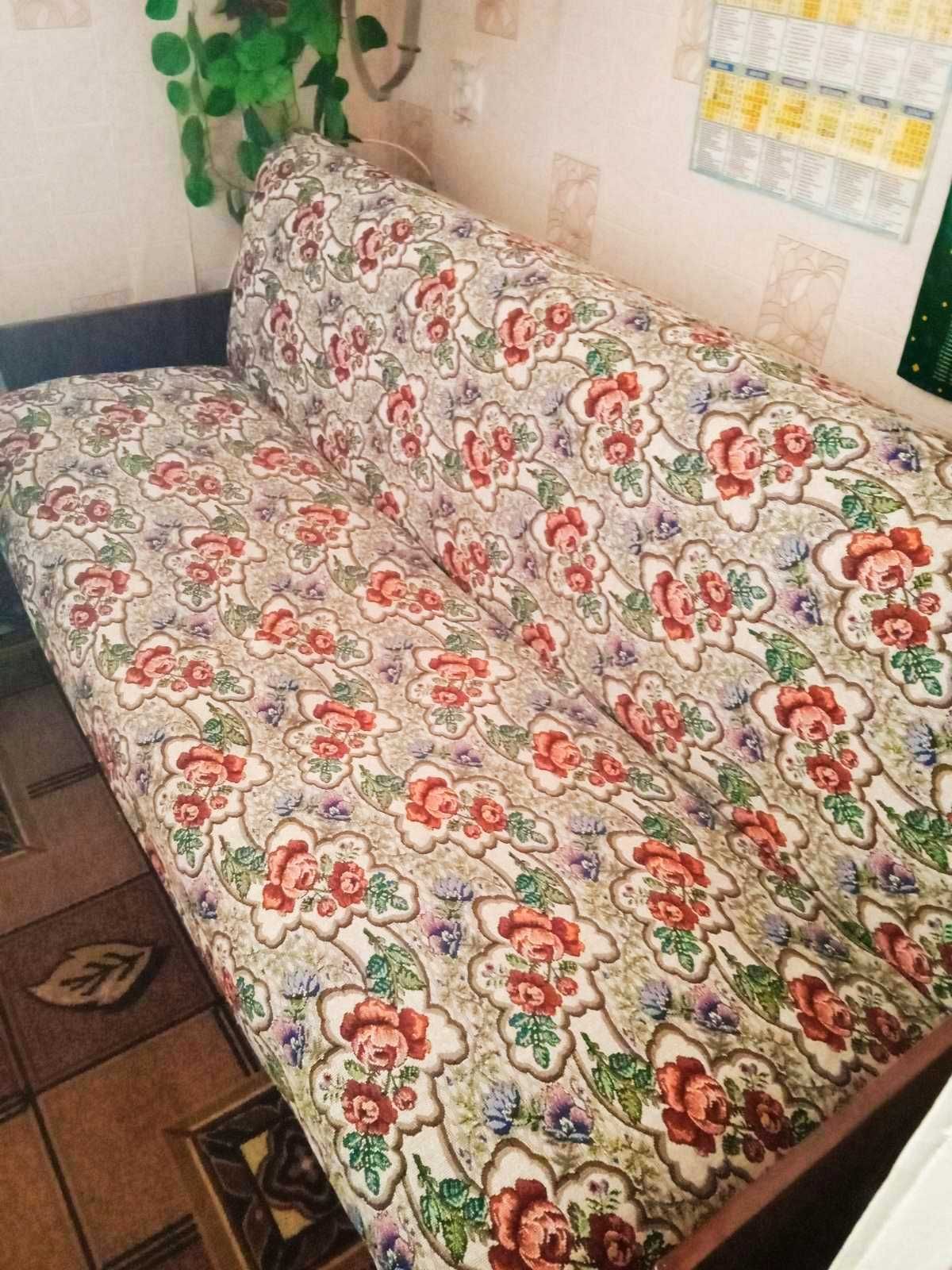 Диван в гарному стані