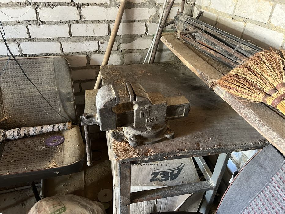 Продам тиски с верстаком