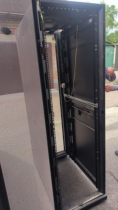 Шафа серверна APC AR3100