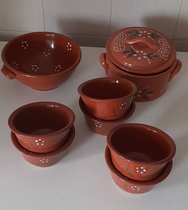 Conjunto em barro decorado e envernizado
