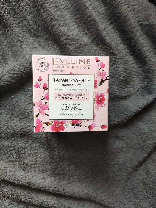 Rozświetlający krem nawilżający Eveline Cosmetics Japan Essence