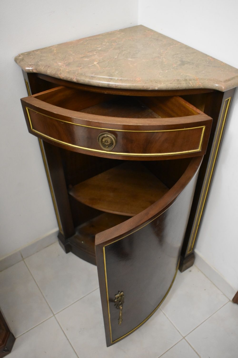 Cantoneira com tampo de mármore