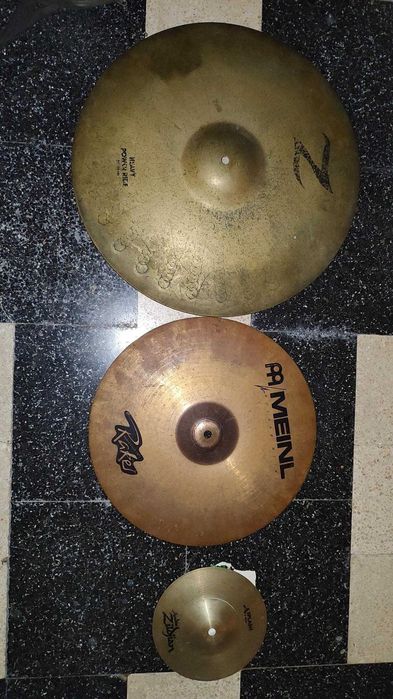 Rack, pratos, banco, tripé da Pearl para chimbal com pratos e pedal.