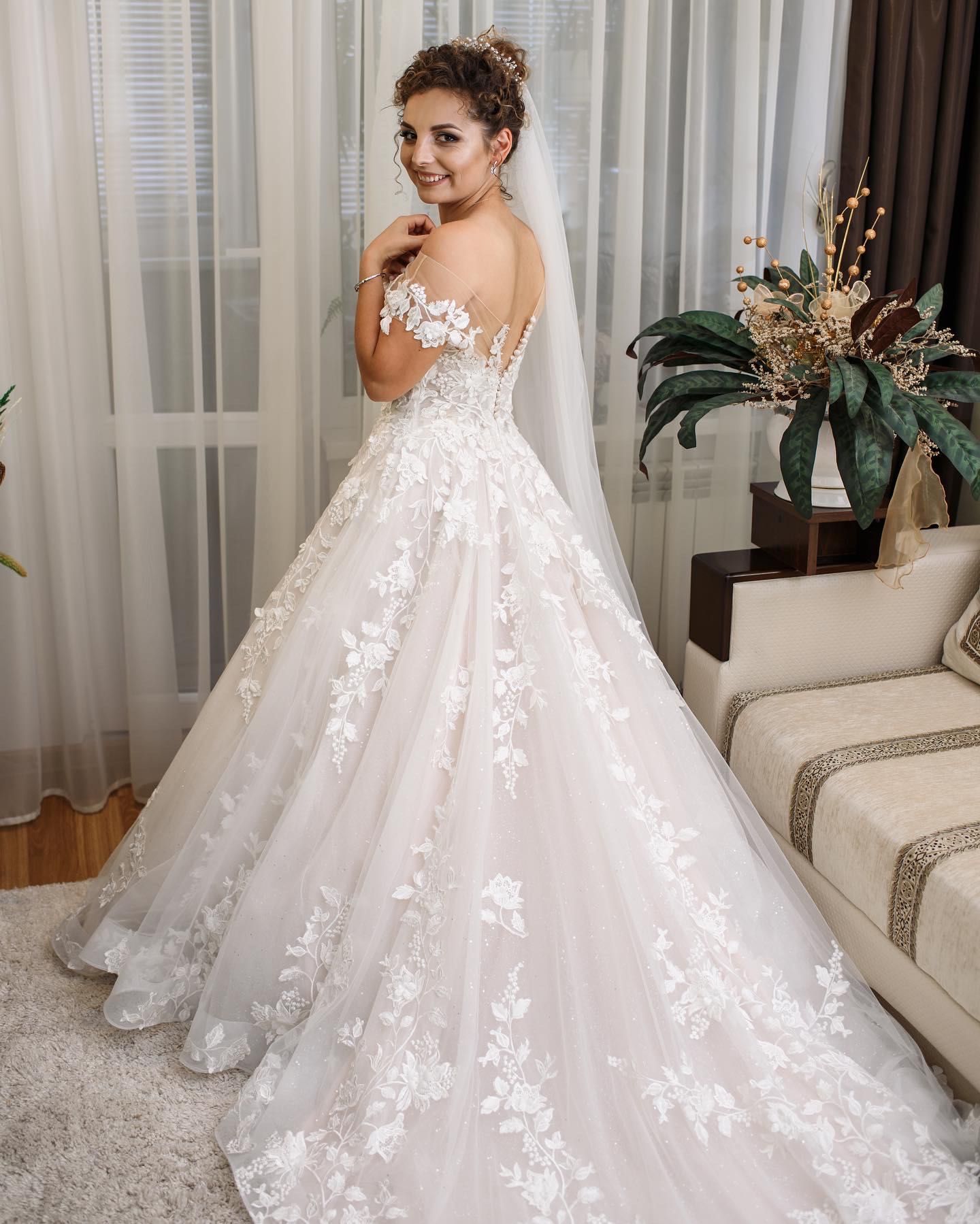 Весільна сукня Blunny Bridal з підчепним шлейфом