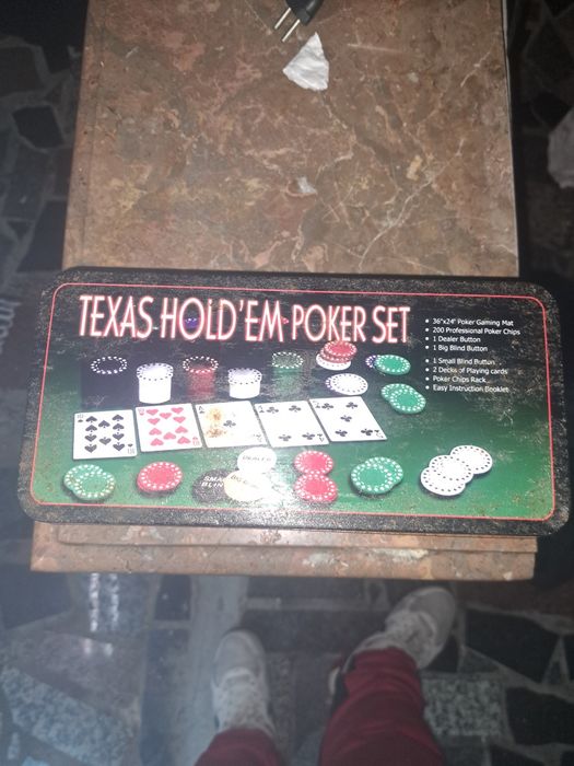 Caixa de fichas de poker e tapete