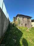 Moradia de 4 frentes para recuperar inserida num terreno com 1228m2 -