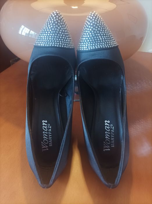 Sapatos pretos com brilhantes