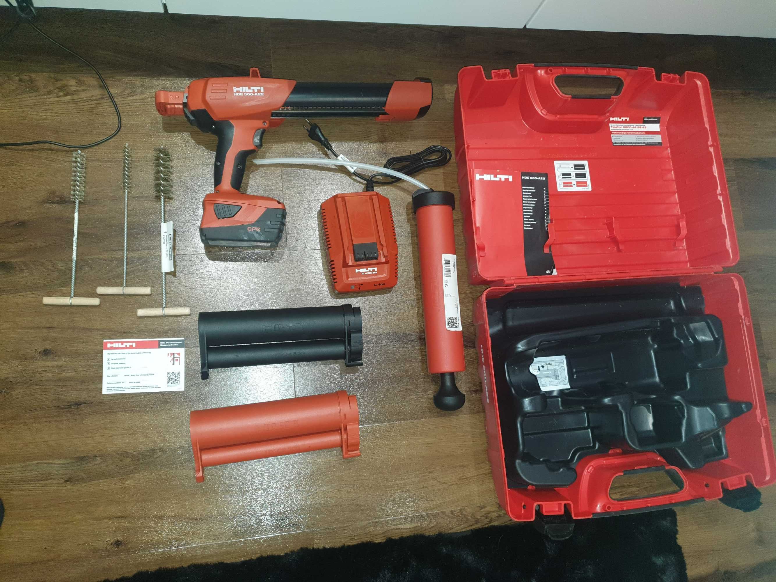 Wyciskacz Hilti HDE 500-A22 z akcesoriami.