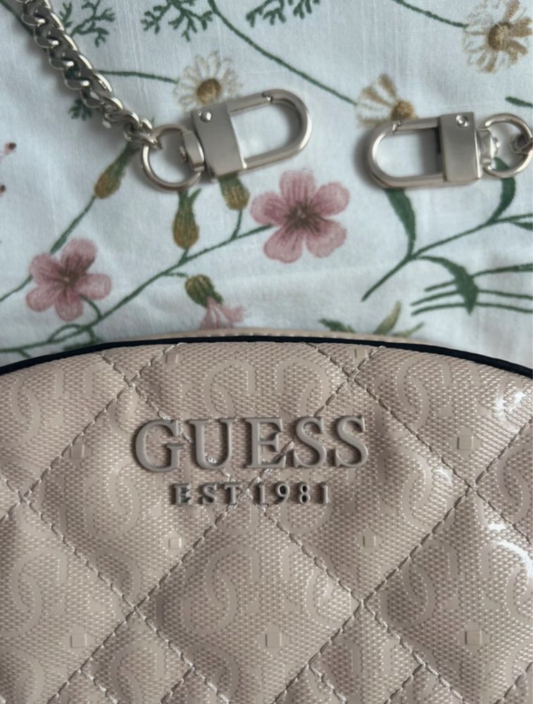 Torebka pikowana kremowa guess crossbody
