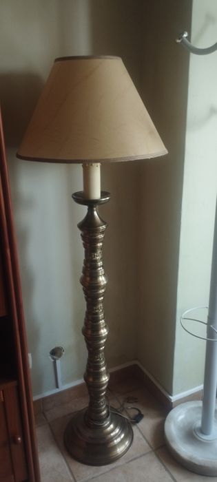 Candeeiro de pé alto