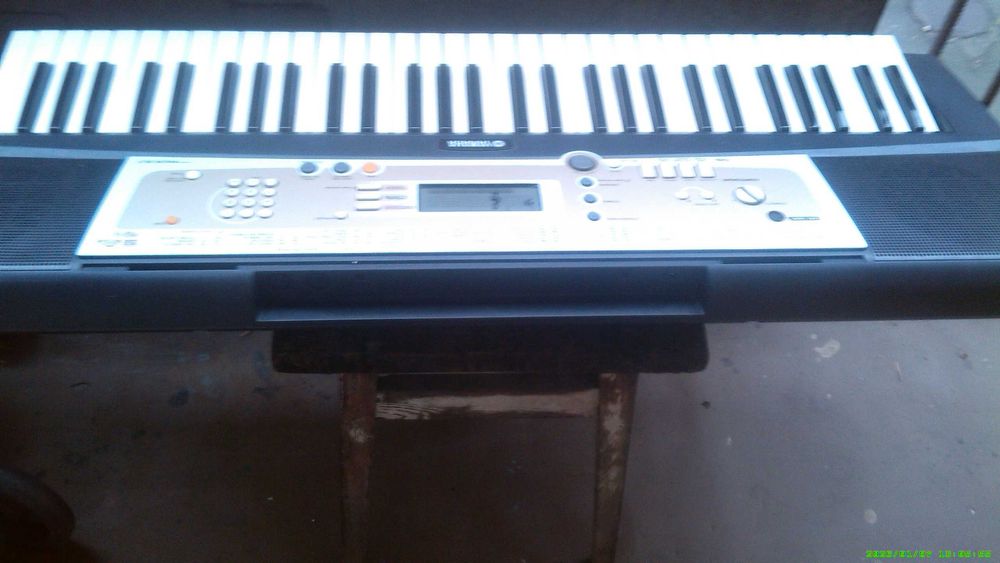 синтезатор Yamaha PSR-R200