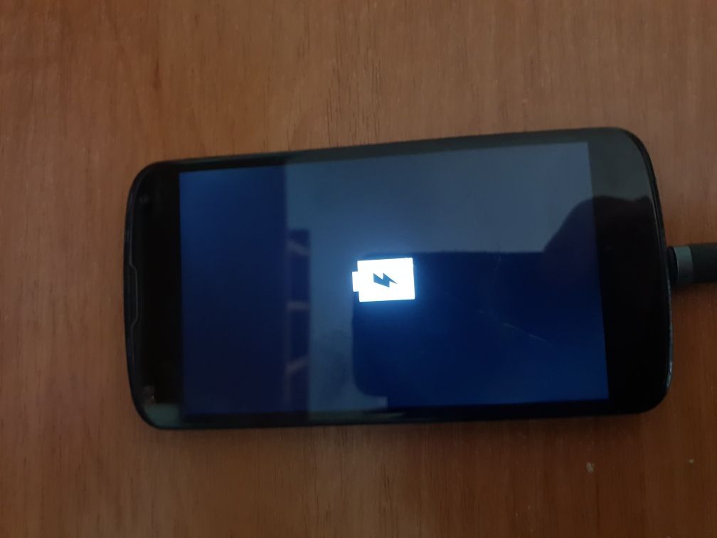 LG NEXUS 4 смартфон .
