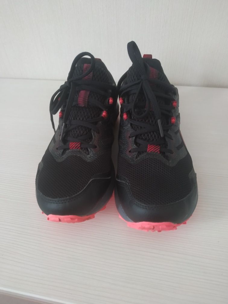 Продам кроссовки Asics. 39,5p. Gore-tex.