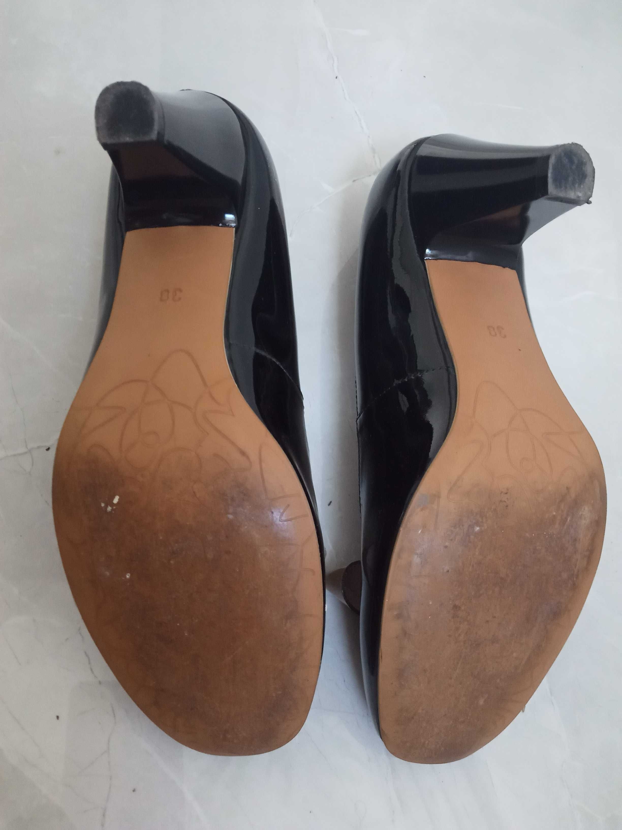 Buty na obcasie lakier czarne r. 38 Ryłko
