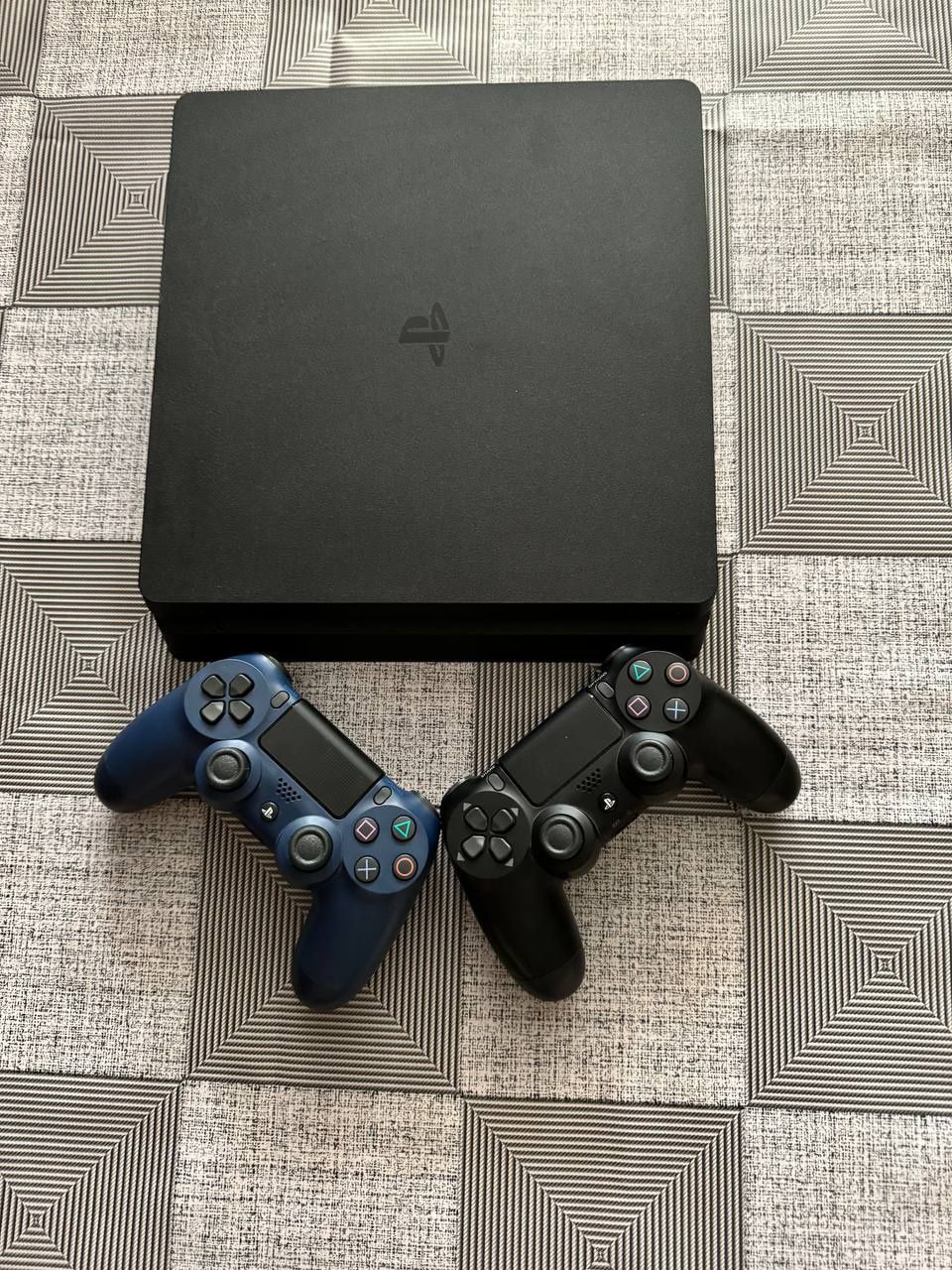 Продам Ps 4 slim 1TB