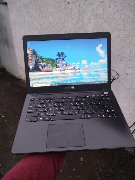 Ноутбук Asus i3-3217 SSD256GB Батарея 2 години