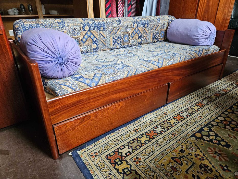 Cama estúdio em madeira com roupeiro - Muito bom estad