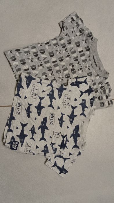 Dwa szare t-shirty rekiny i napisy NEXT i F&F 86 cm 12-18 mies.