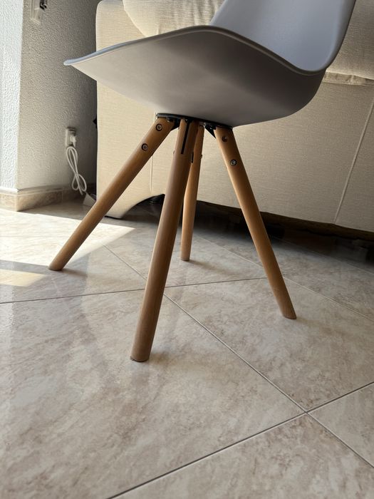 Cadeira cinza almofadada