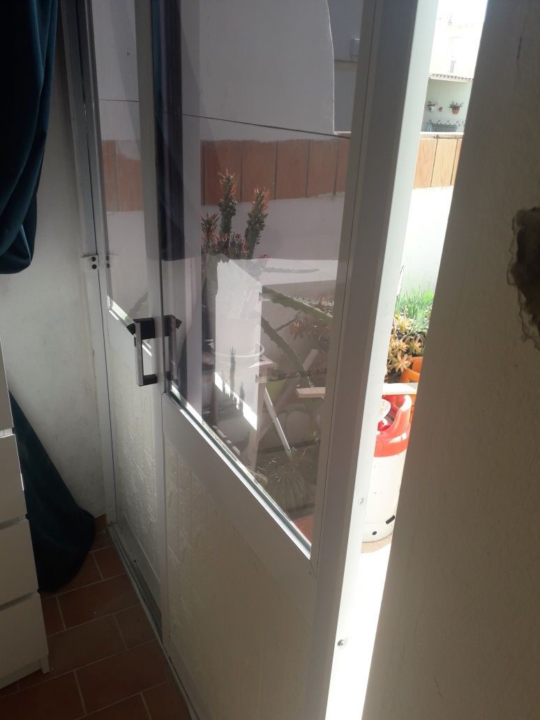Dúas.partes  vidro e alumínio num s0.nao ocupa espaço