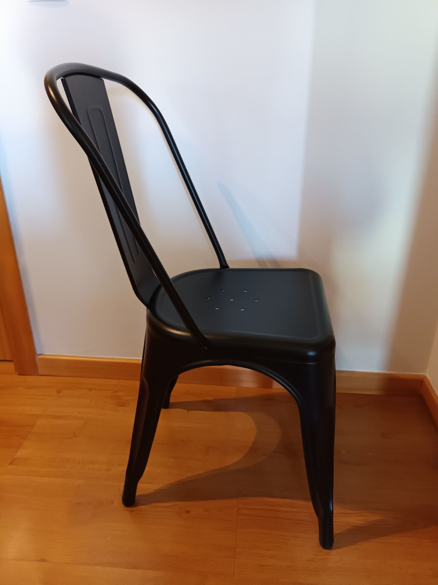 Cadeiras metálicas pretas