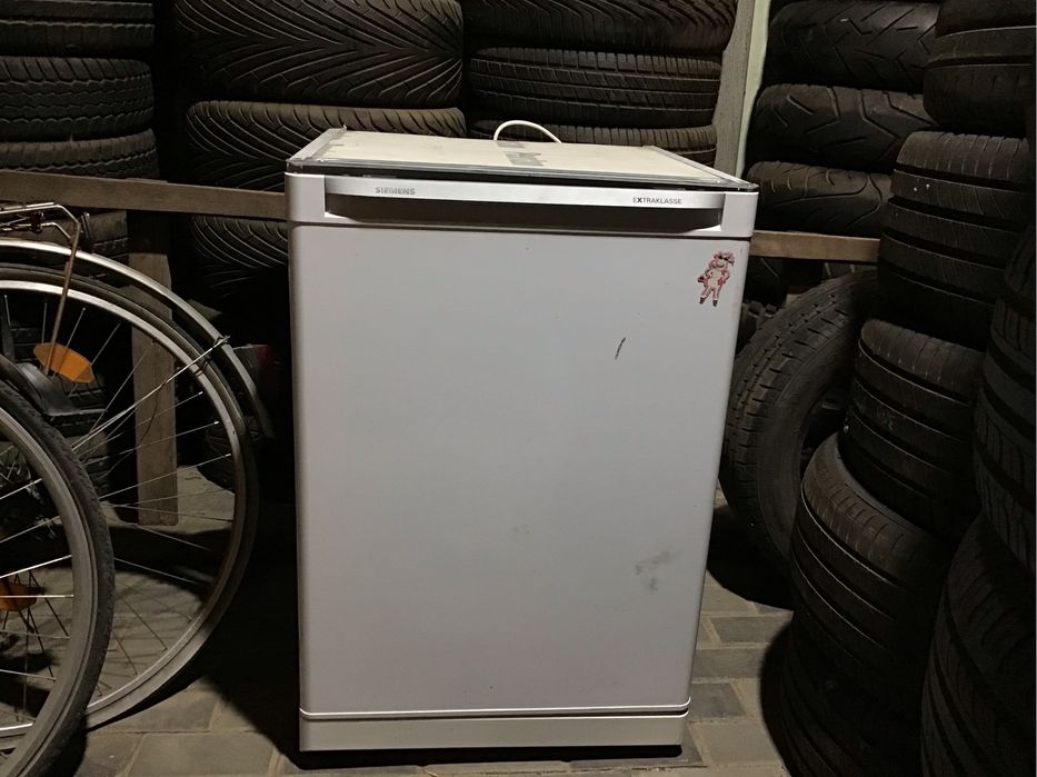 Холодильник двухкамерный, морозилка внизу , состояние нового