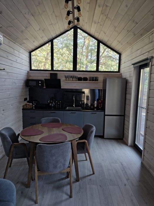 Здається подобово будиночок у лісі