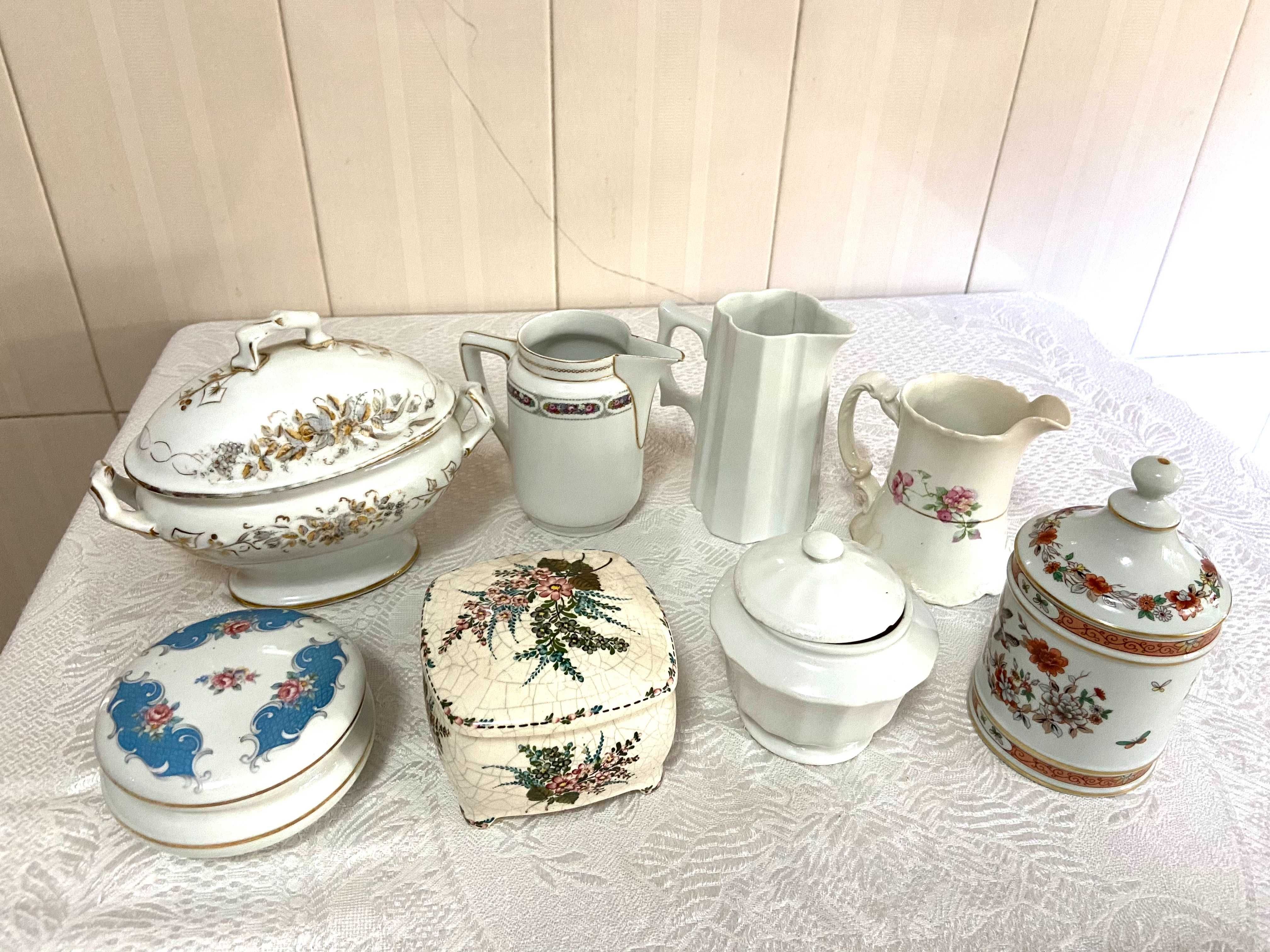 Peças em porcelana (porta joias, máscara de Veneza, potes, terrina)