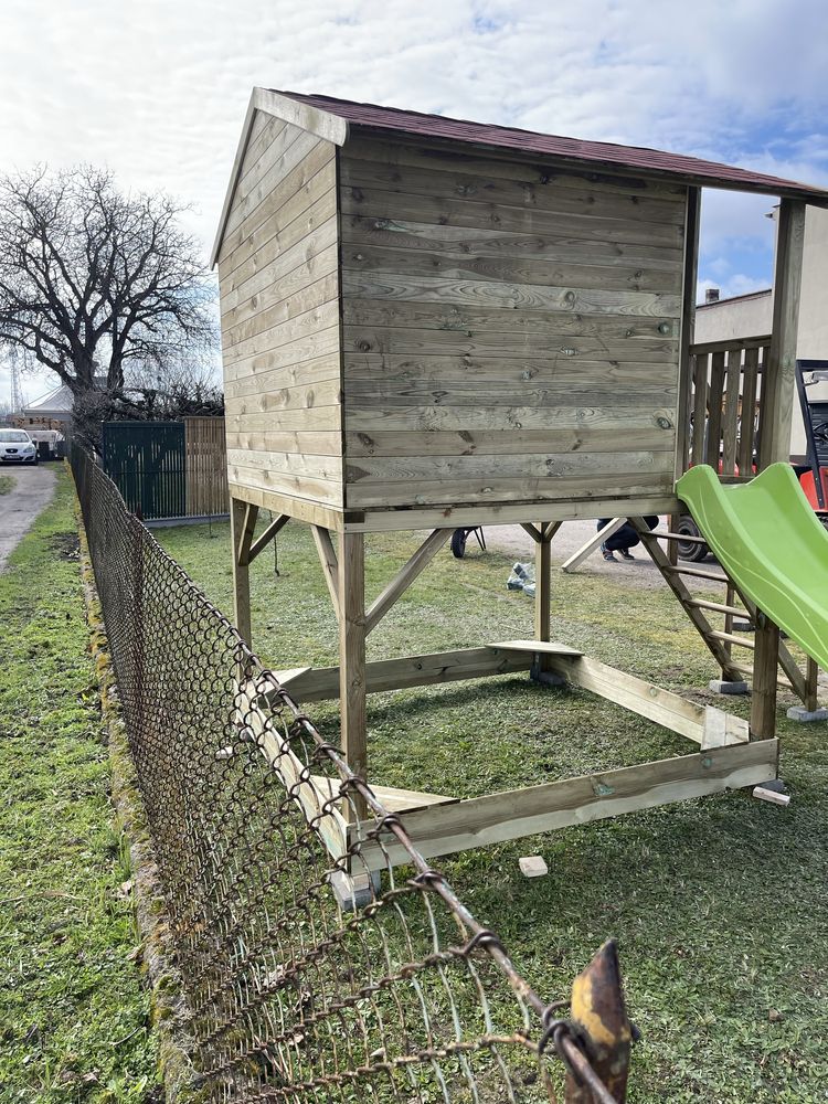 Domek dla dzieci na podeście zjeżdżalnia piaskownica balkon