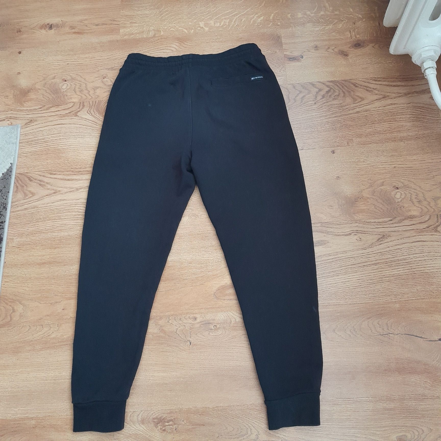 Czarne dresowe joggery Cropp regular rozm. S