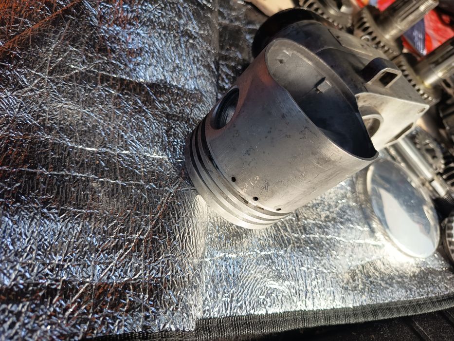 Junak m10 iskrownik skrzynia tłok