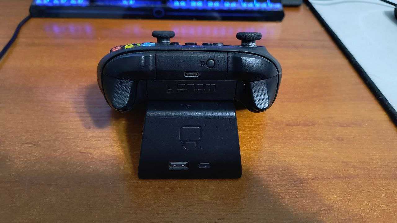 Pad Xbox Series X + Stacja Dokująca Venom (Akumulator)