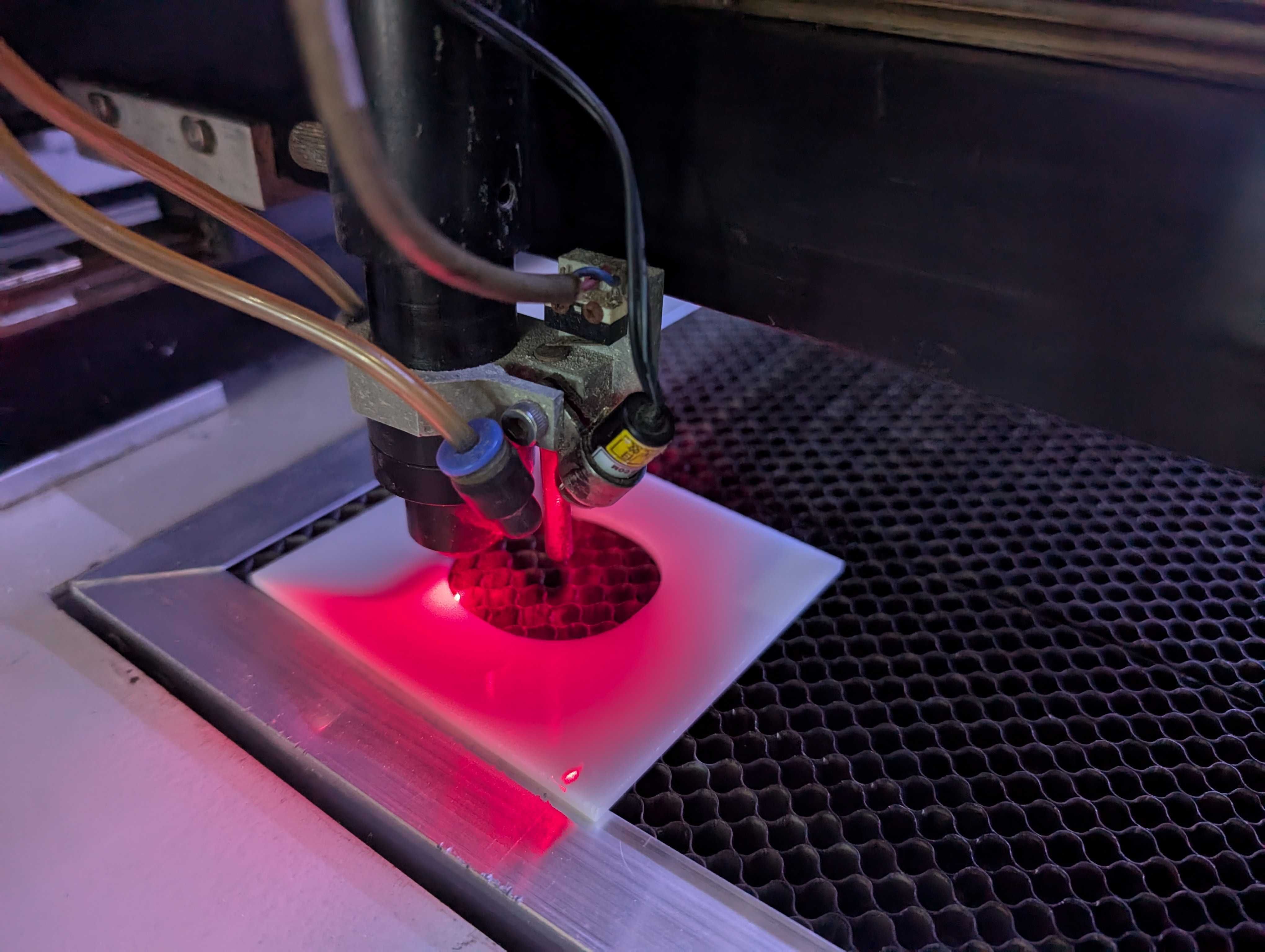 Máquina a Laser - corte e gravação, 130 x 90 cm