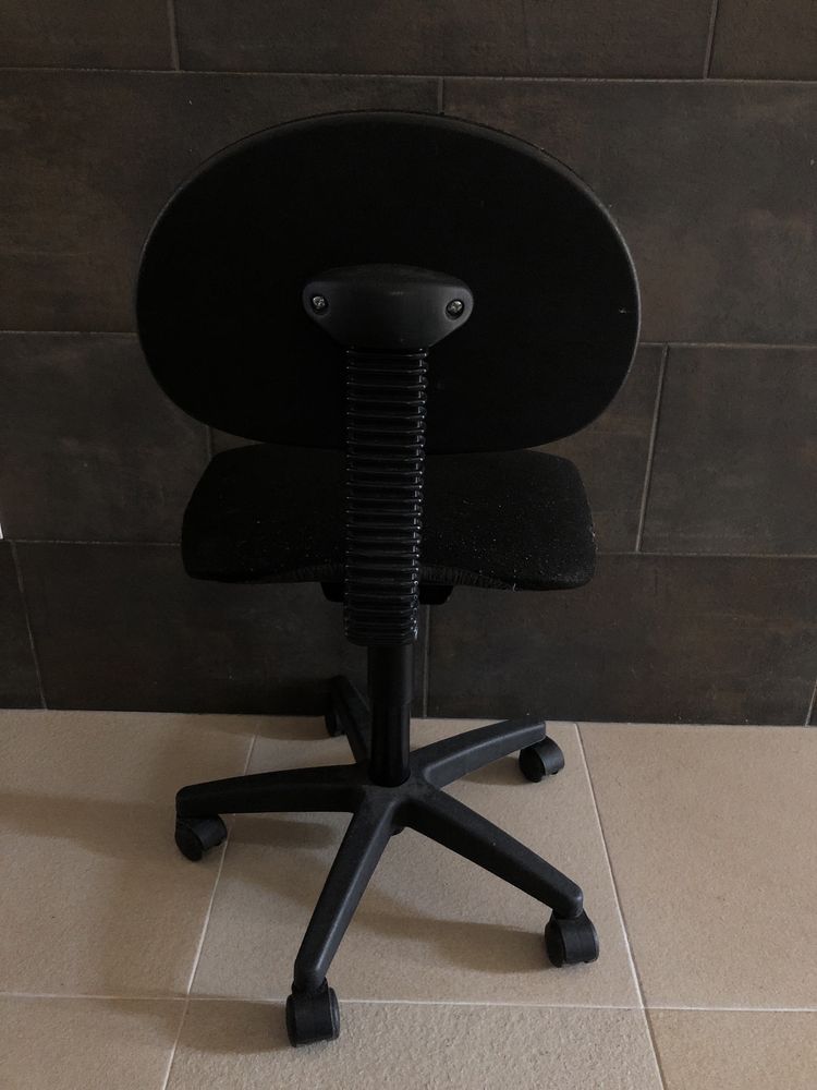 Cadeira de escritorio com rodas