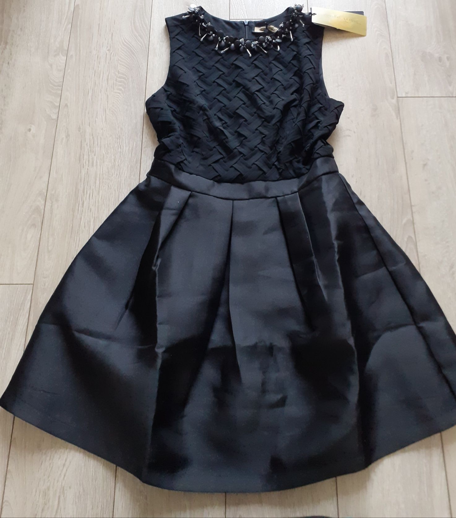 Elegancka czarna sukienka
