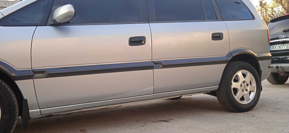 Мінівен Opel Zafira 2.00 л дизель 7 місць,