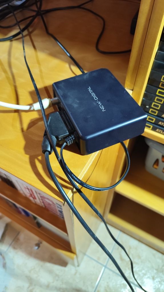 Televisor Grundig antigo com adaptador Sinal