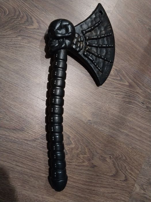 Пластмасова сокира з черепом 45см. Косплей для карнавалу на Хеловін.
