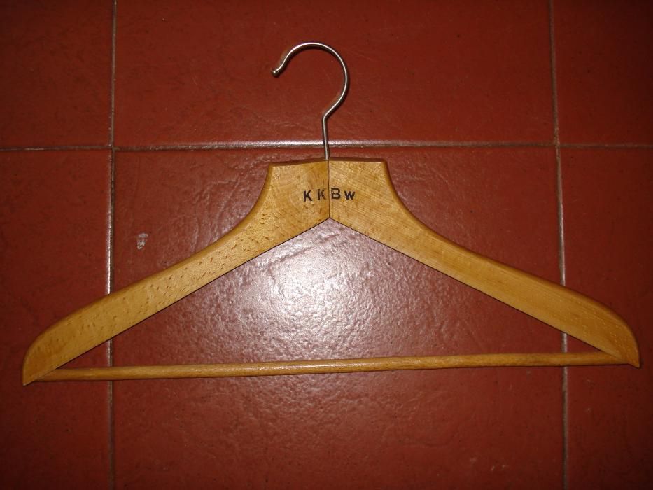 Conjunto de cabides antigos em madeira. Anos 50-70