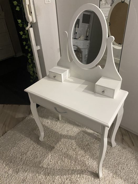 Toaletka biala z lustrem i szufladkami