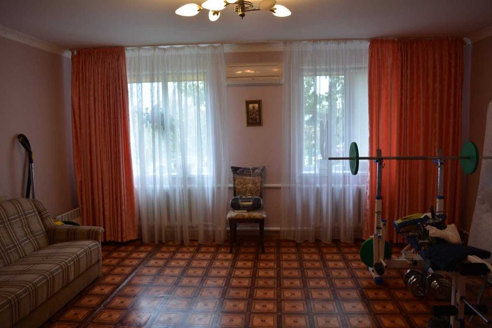 Продам капітальний будинок  у центрі села Молодіжне