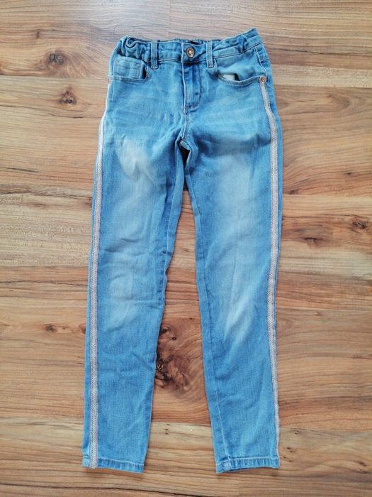 Jeansy 128 Reserved spodnie jeansowe z lampasem rurki dziewczęce