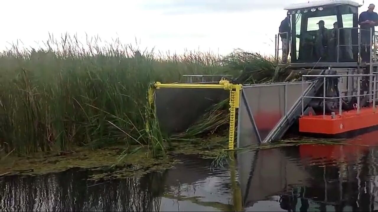 Водний комбайн для очищення водойм UDT-110M