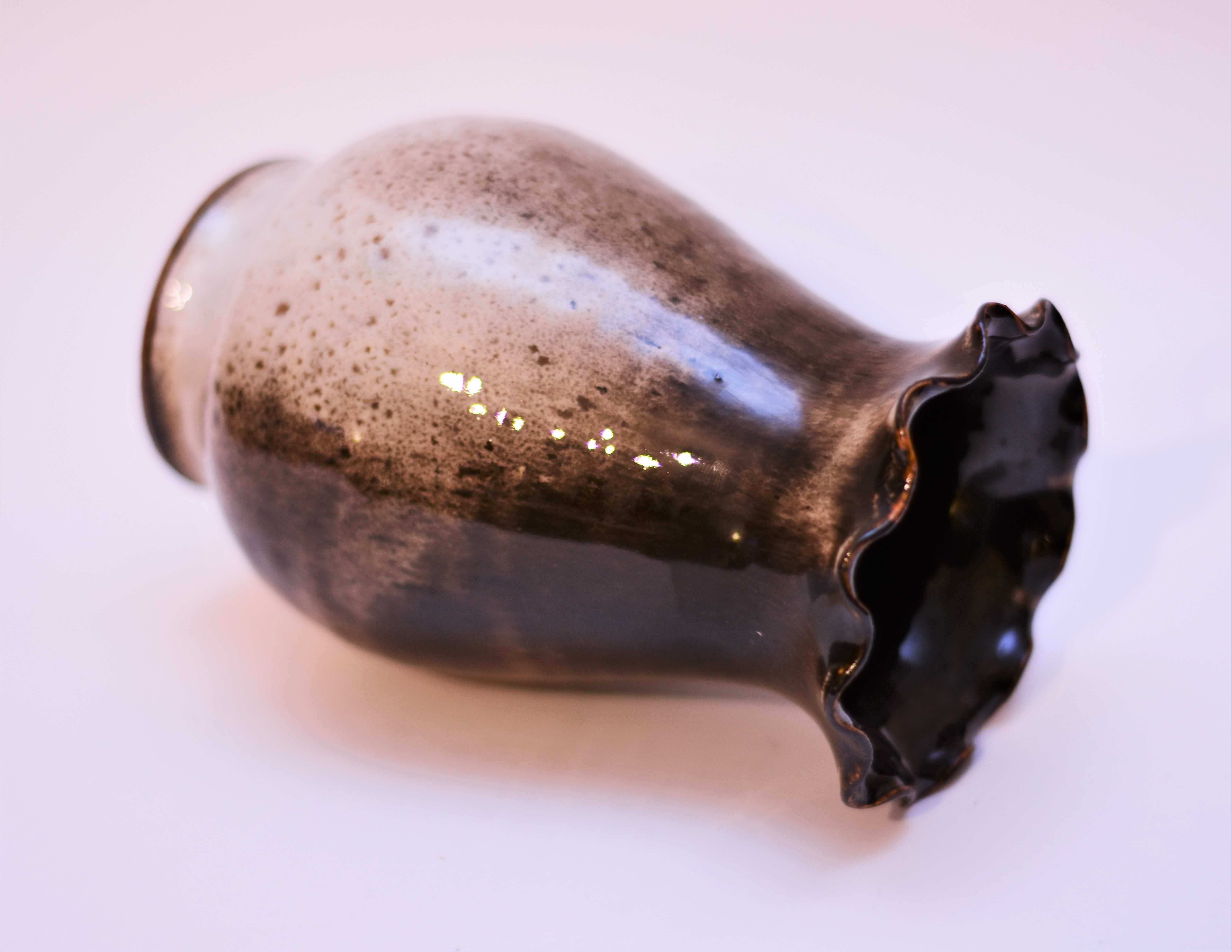 Stary wazon szkliwiony, brązowo beżowy sygnowany