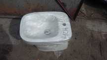 Bidet stający firmy Koło powystawowy z kompletnym odpływem