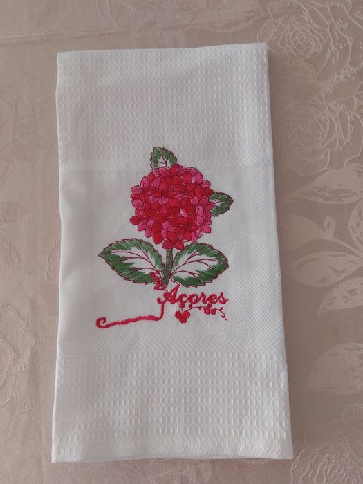 Pano de cozinha bordado alusivo aos Açores