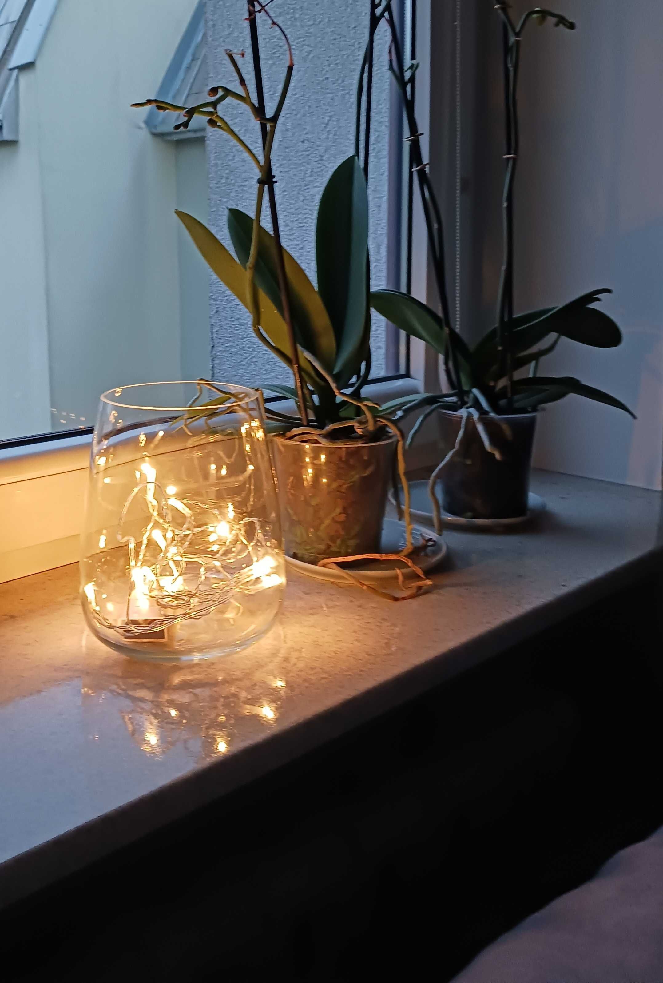 Lampki IKEA i szklany wazon