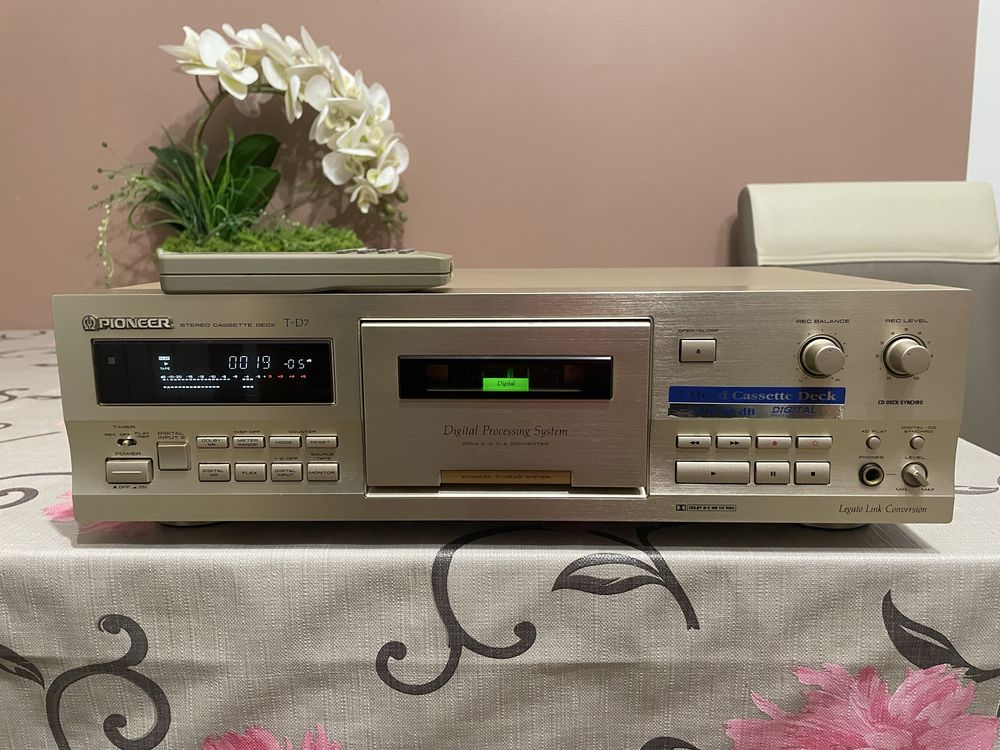 Pioneer cassette deck T-D7