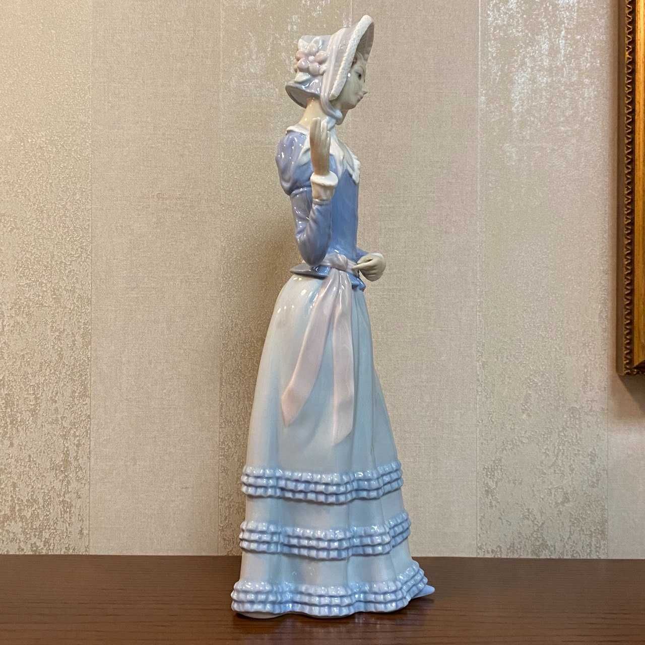 Фарфоровая статуэтка Lladro «Молодая леди». Читайте описание.